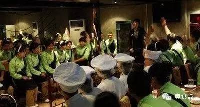 從洗菜工到店長 揭秘海底撈極致服務背后的“育人”體系